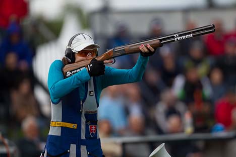 Golden Bartekova brings Slovakian flag upon the Skeet Women podium