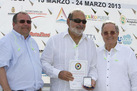 Carlos Slim Helù receives Medal of Honour from ISSF President Olegario Vazquez Raña